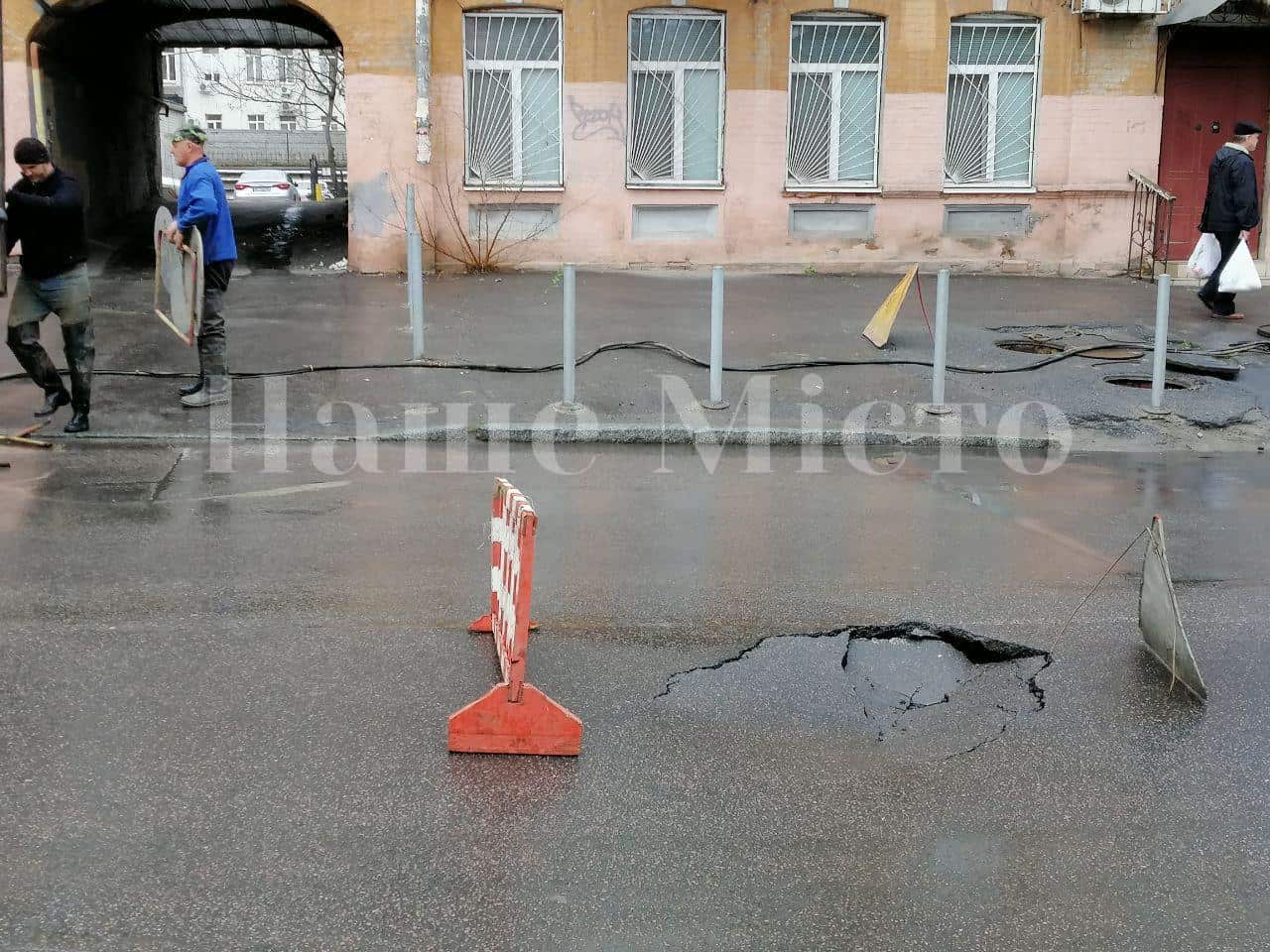 Чому у середмісті Дніпра так часто провалюється асфальт?