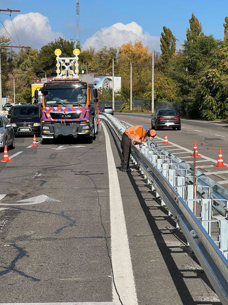 На Запорізькому шосе у Дніпрі встановили 854 метри відбійника: де саме та навіщо?