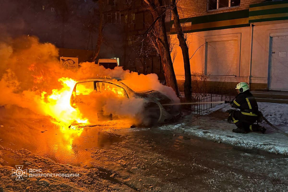 У Дніпрі вщент згоріла автівка на проспекті Слобожанському