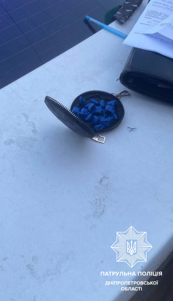 У Дніпрі затримали чоловіка, який робив закладки біля будинку