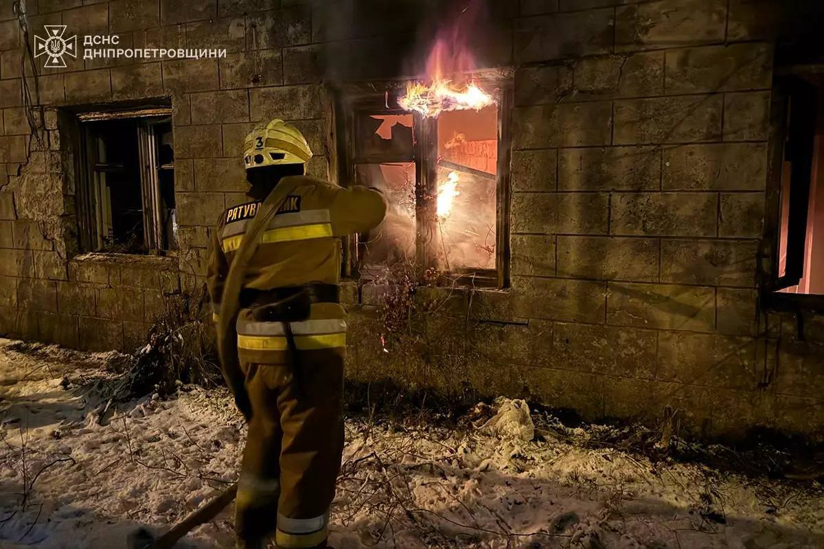 Після пожежі у покинутій будівлі Дніпра двоє людей опинилися у лікарні