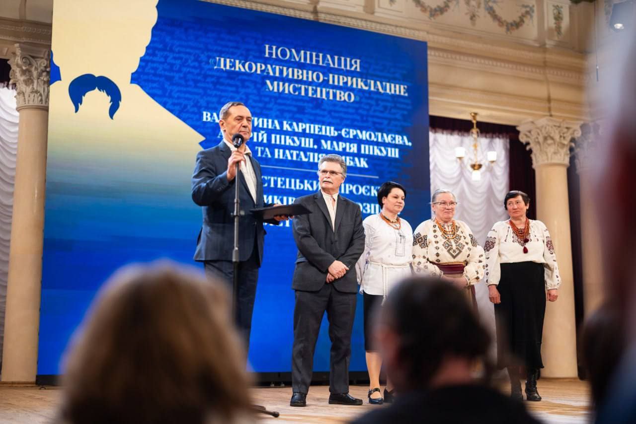 Петриківські майстри з Дніпровщини отримали Національну премію імені Тараса Шевченка