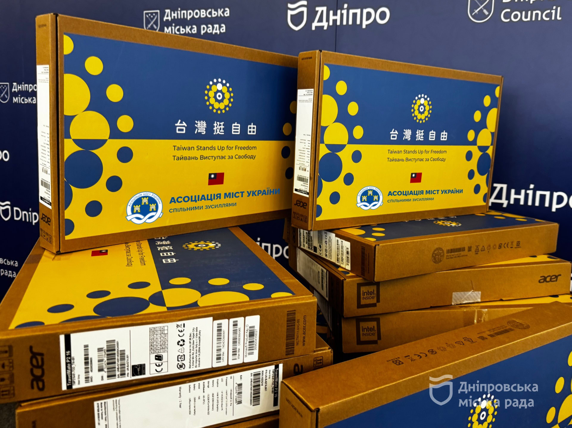 Професійно-технічні училища Дніпра отримали 307 ноутбуків для учнів