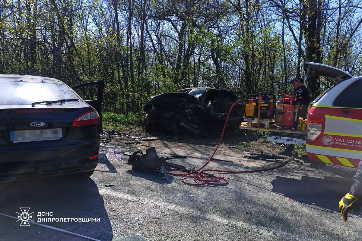 Натисни щоб дізнатись більше про: Зіткнулись три автівки: на Дніпровщині у ДТП загинуло троє людей