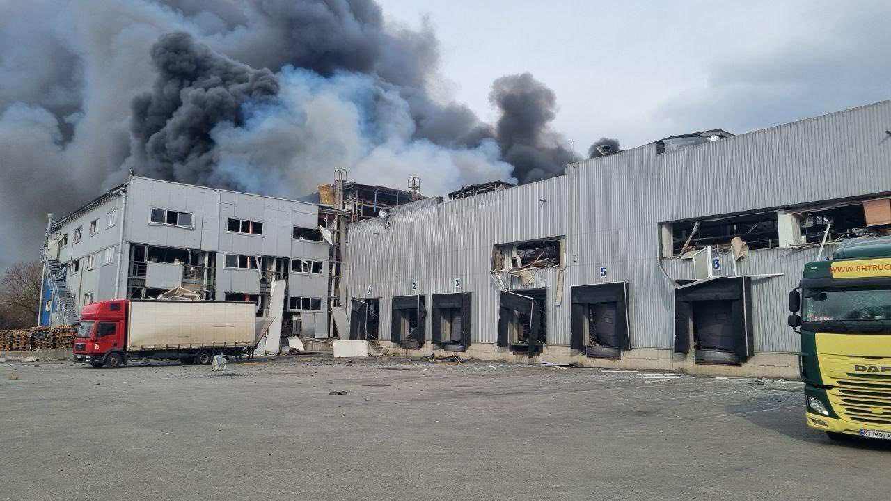 Натисни щоб дізнатись більше про: У Дніпрі російська ракета влучила у склад з побутовими речами