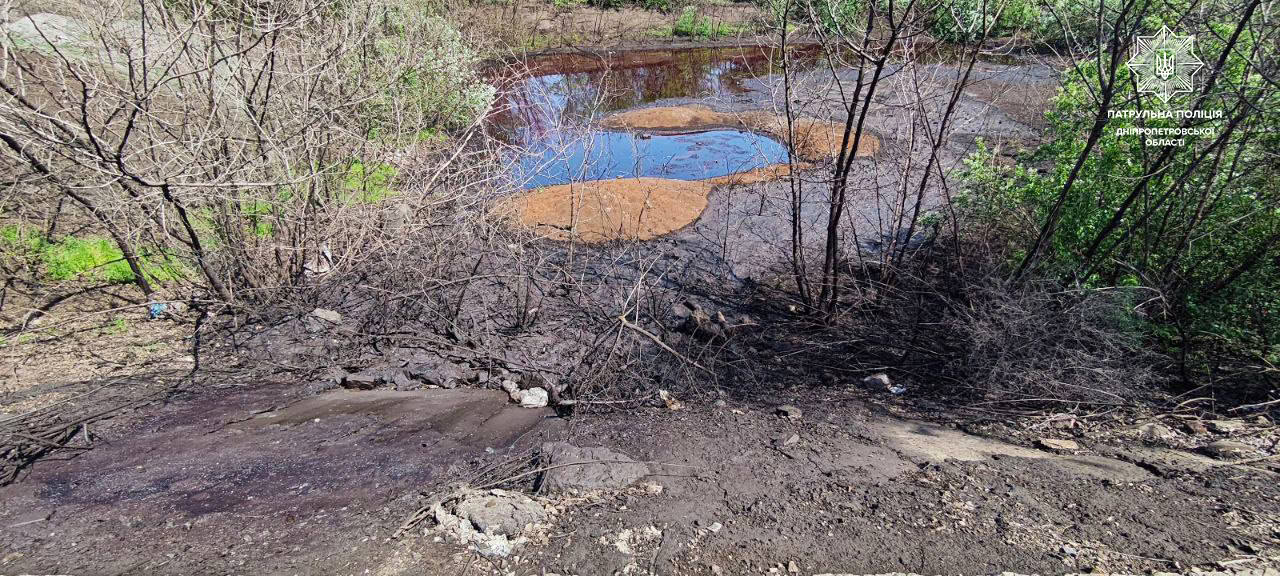 У Дніпрі затримали водія вантажівки, який скидав промислові відходи в балку