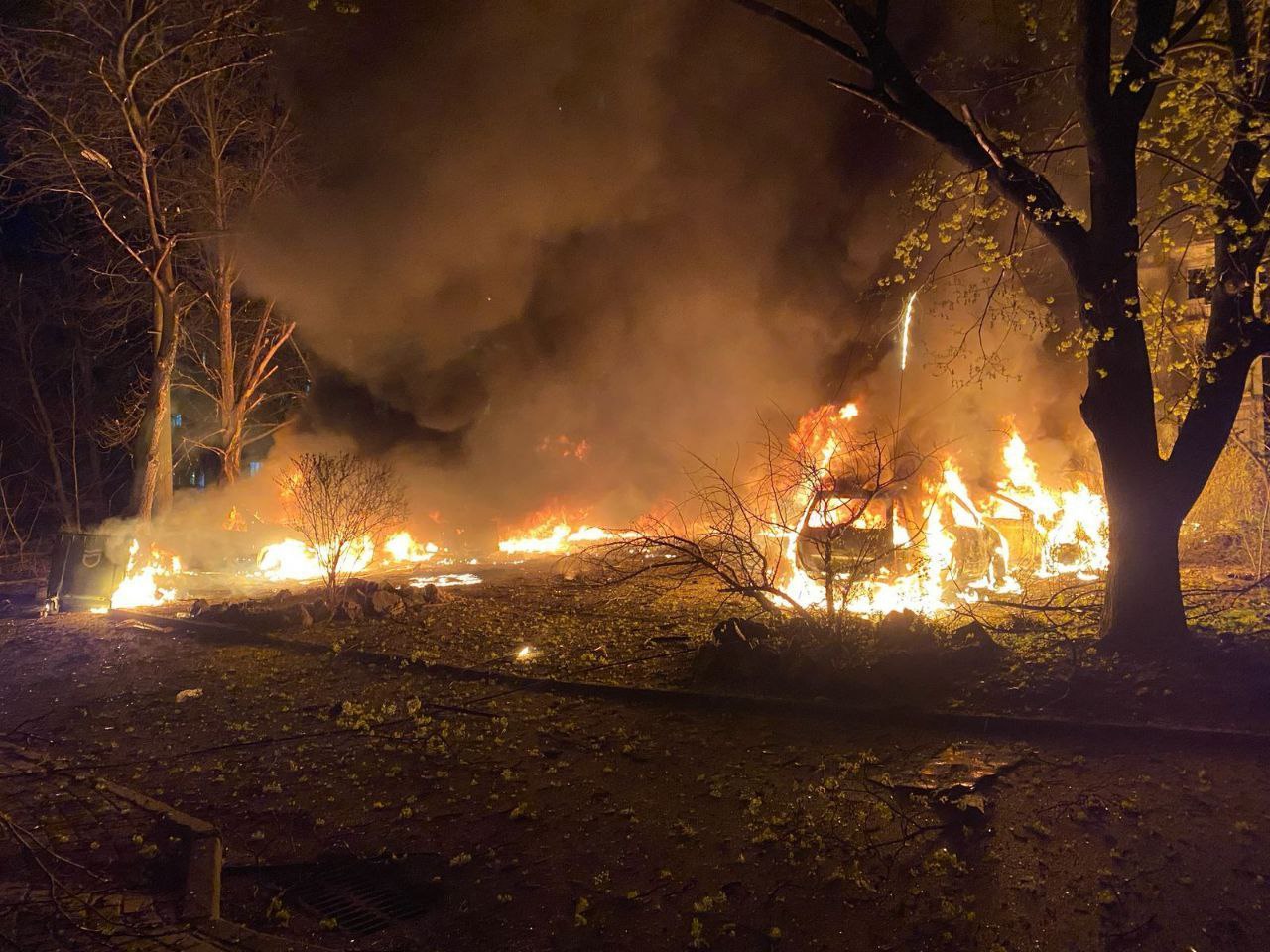 Натисни щоб дізнатись більше про: Ворог атакував Дніпро балістичною ракетою, є постраждалі