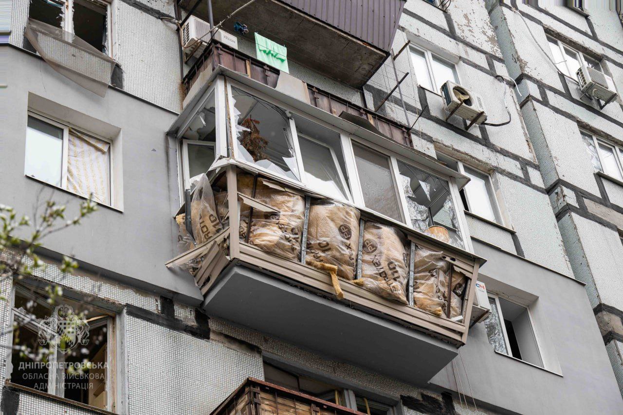 Натисни щоб дізнатись більше про: У Дніпрі дрони пошкодили дах та фасад будинку