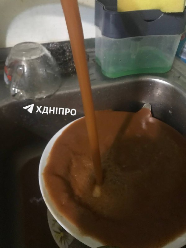 У жителів Дніпра з кранів тече вода карамельного кольору
