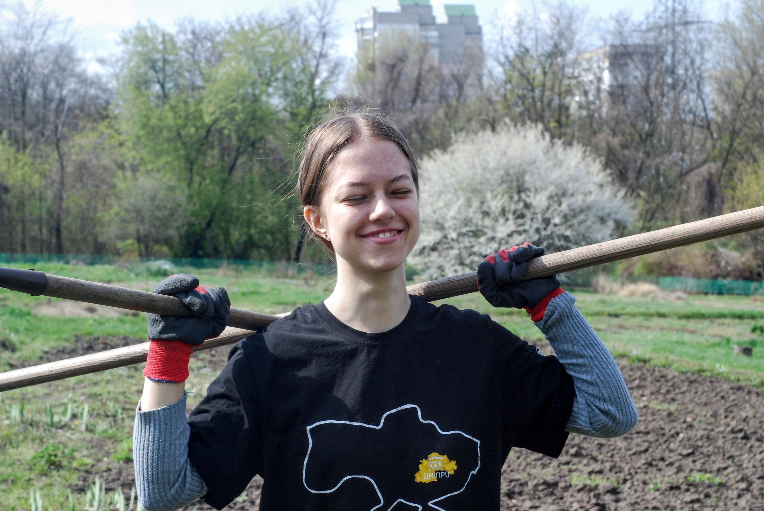 У Ботсаду Дніпра пройшла весняна толока, на яку зібралось понад 70 людей: фото