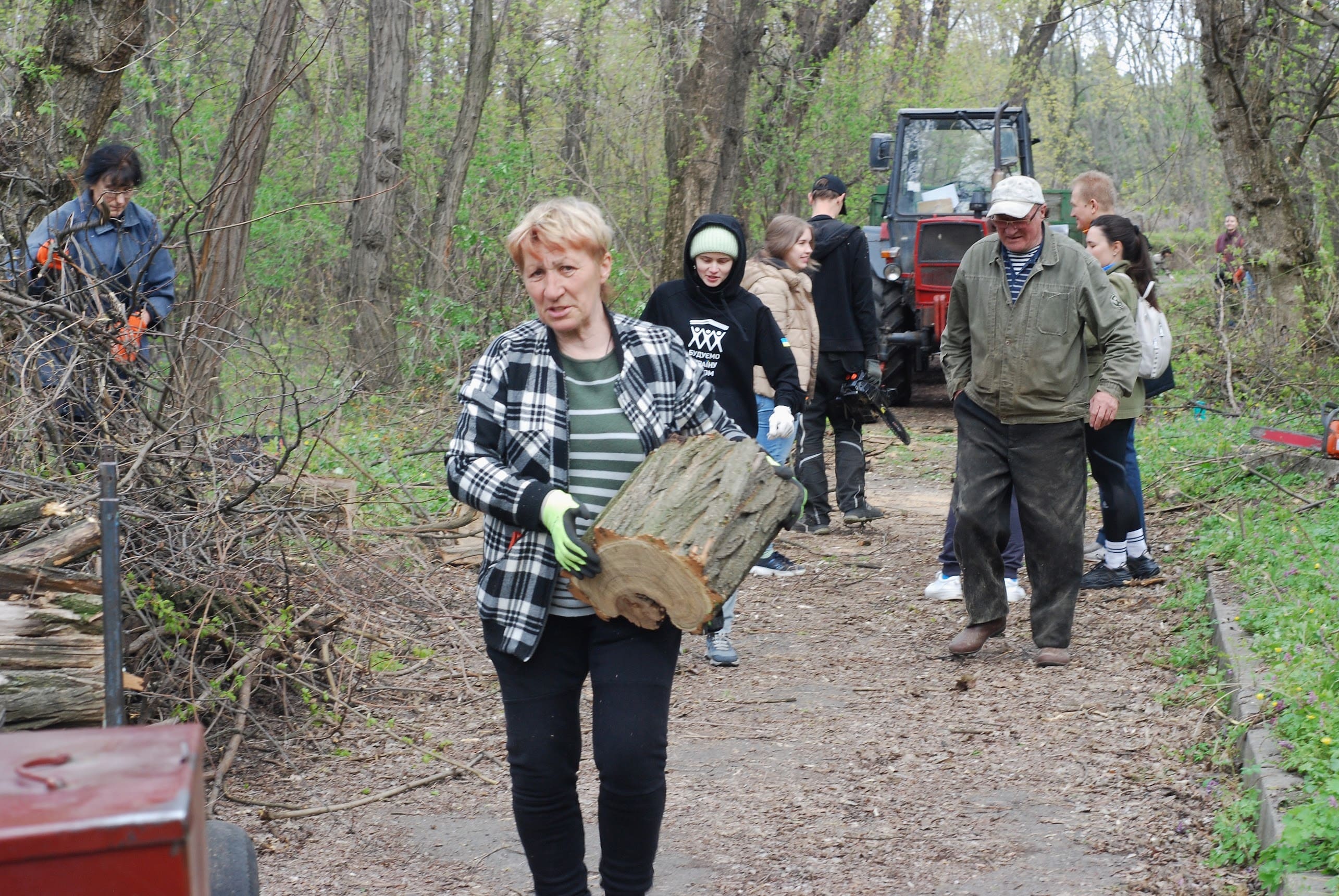 У Ботсаду Дніпра пройшла весняна толока, на яку зібралось понад 70 людей: фото