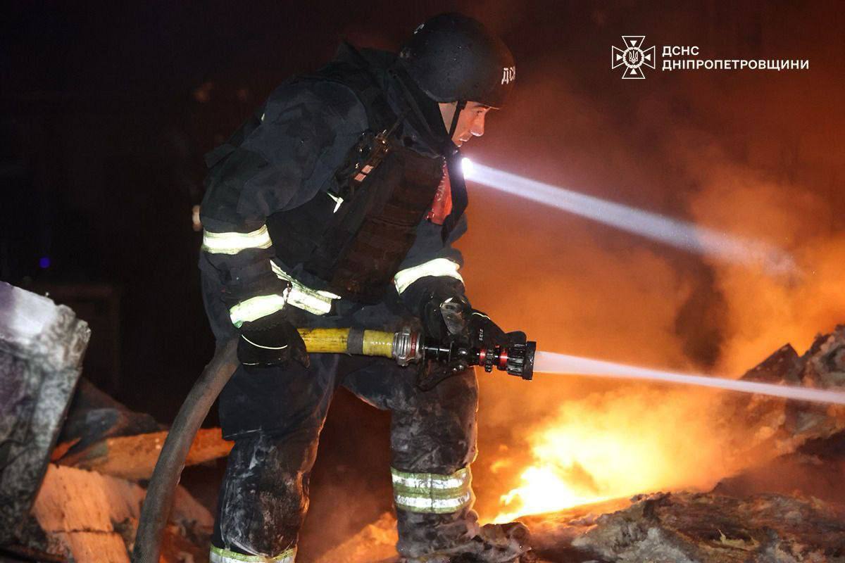 Майже сотня рятувальників гасила пожежі після нічної атаки Росії на Дніпро