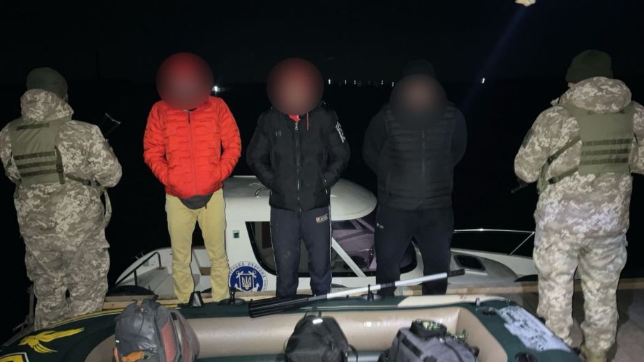 Троє жителів із Дніпровщини намагалися допливти до Молдови на гумовому човні