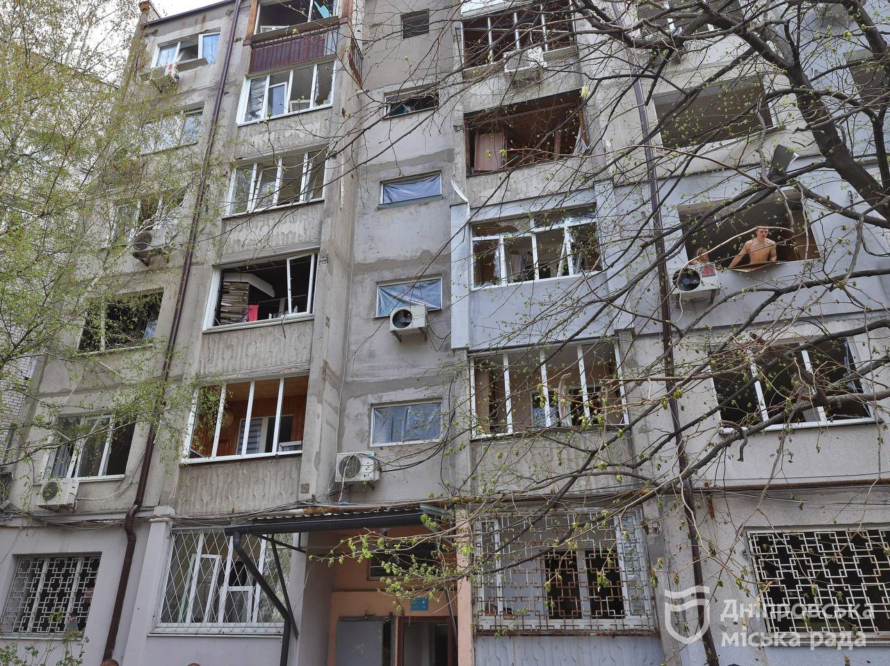 У Дніпрі пошкоджено 22 будинки і знищено автівки – місто ліквідовує наслідки атаки