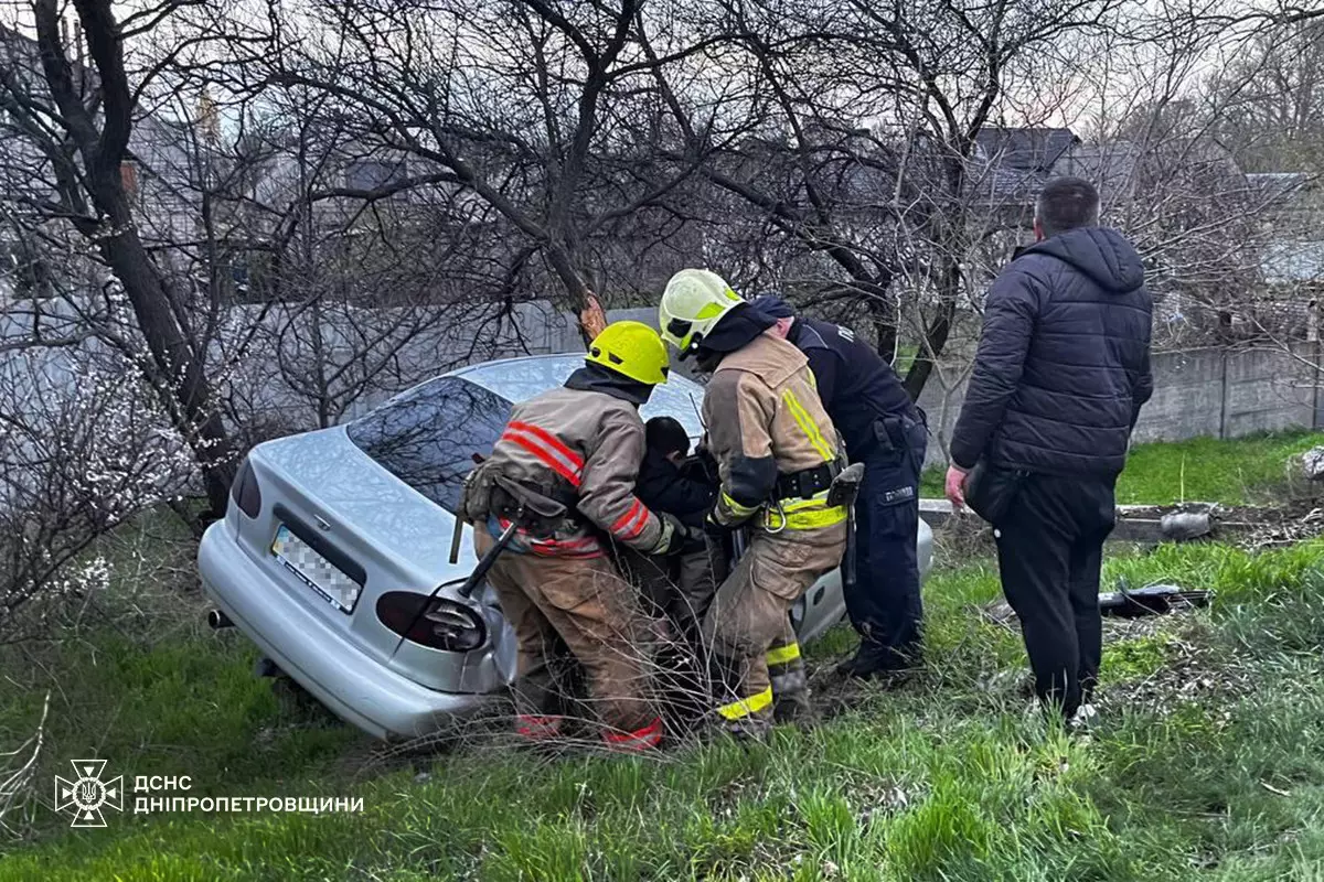 У Дніпрі внаслідок ДТП водія заблокувало у машині