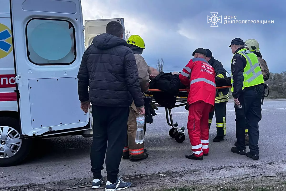 У Дніпрі внаслідок ДТП водія заблокувало у машині