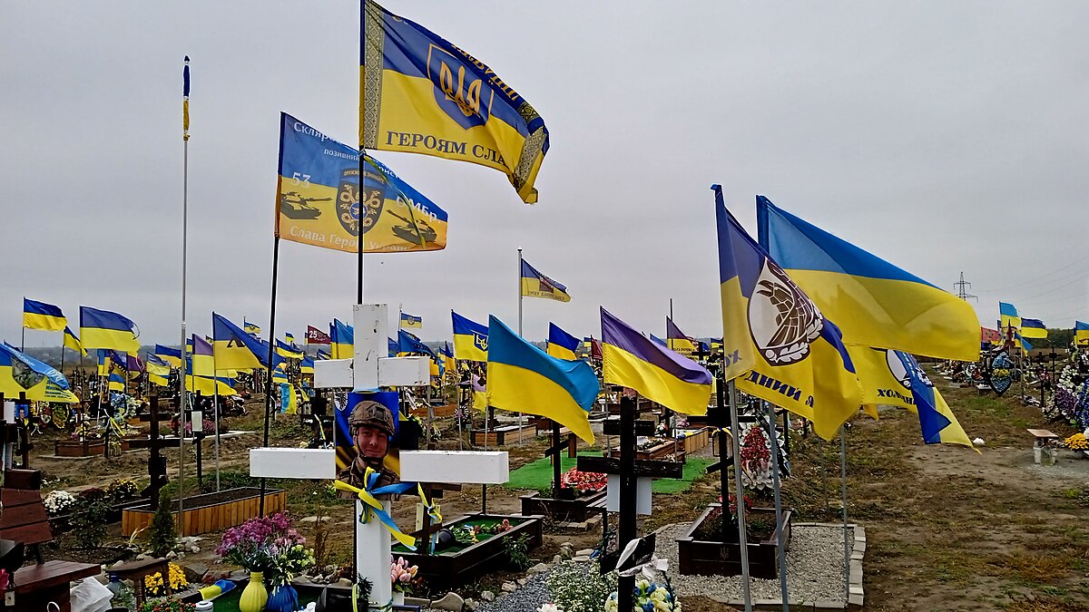 Натисни щоб дізнатись більше про: У Дніпрі на кладовищі кинули порожні труни, хрести та прапори України