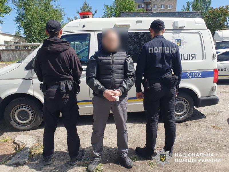 У Дніпрі біля поштомату один чоловік вдарив іншого ножем та втік на скутері