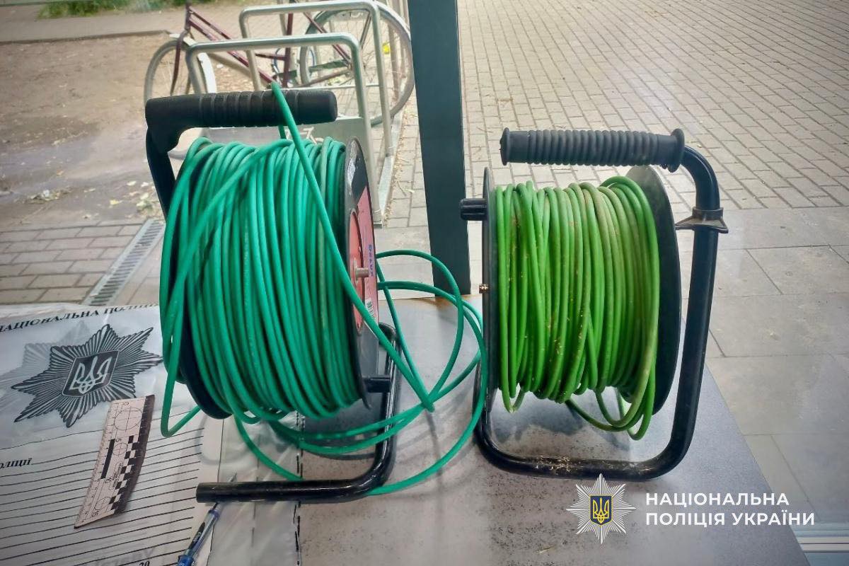 У Дніпрі зловмисник вдерся до будинку через балкон та викрав електроприлади