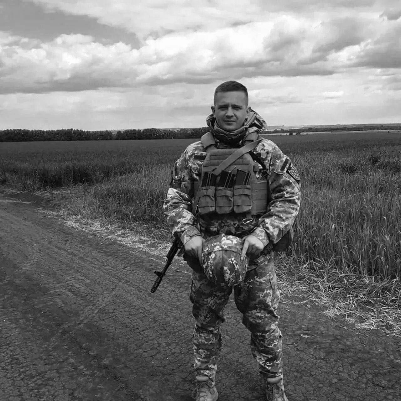 На Дніпровщині попрощаються з захисником, який загинув через влучання авіабомби