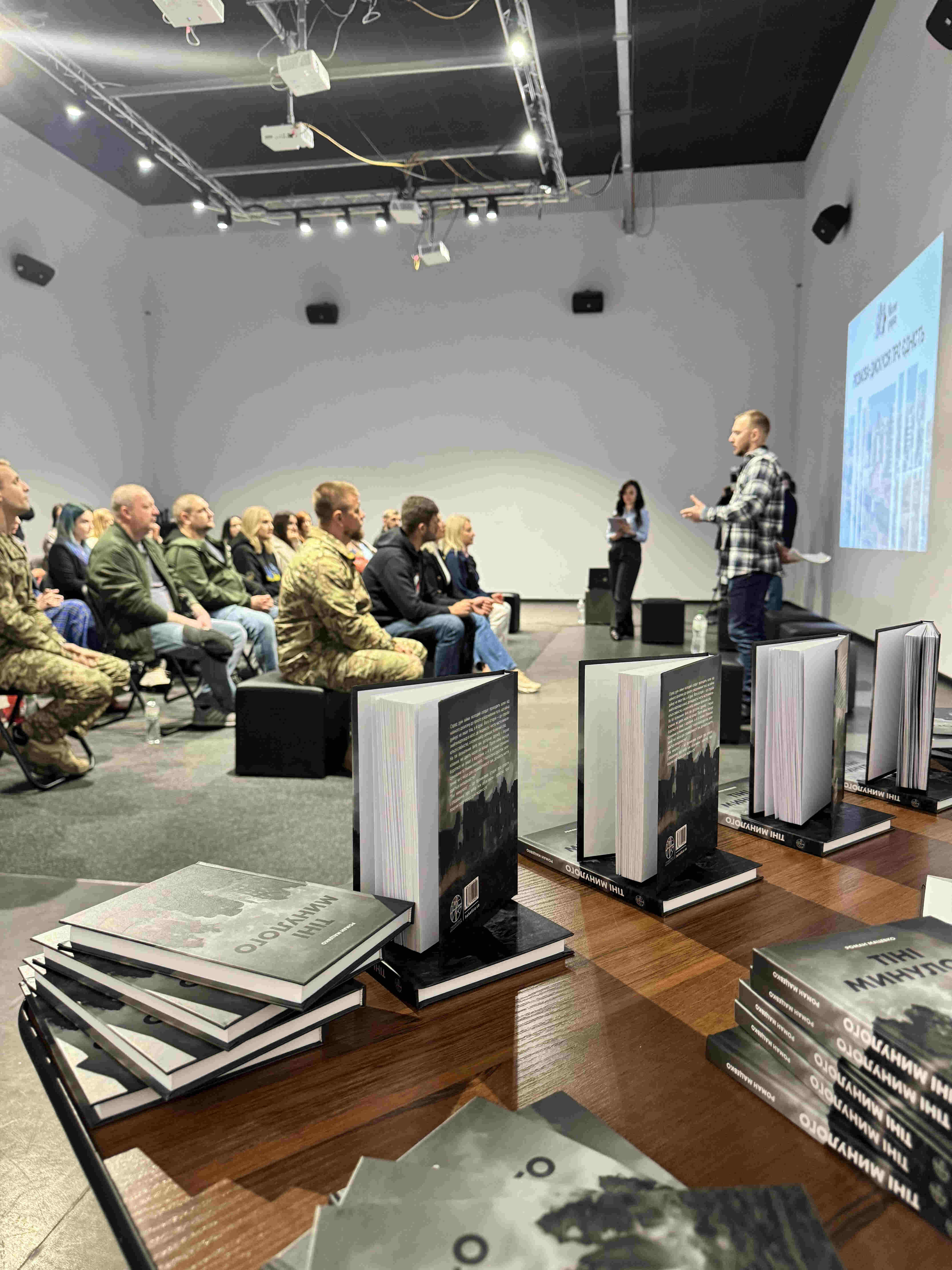 Перша у Дніпрі розмова-дискусія про єдність та презентація книги евакуаційника «Схід SOS»