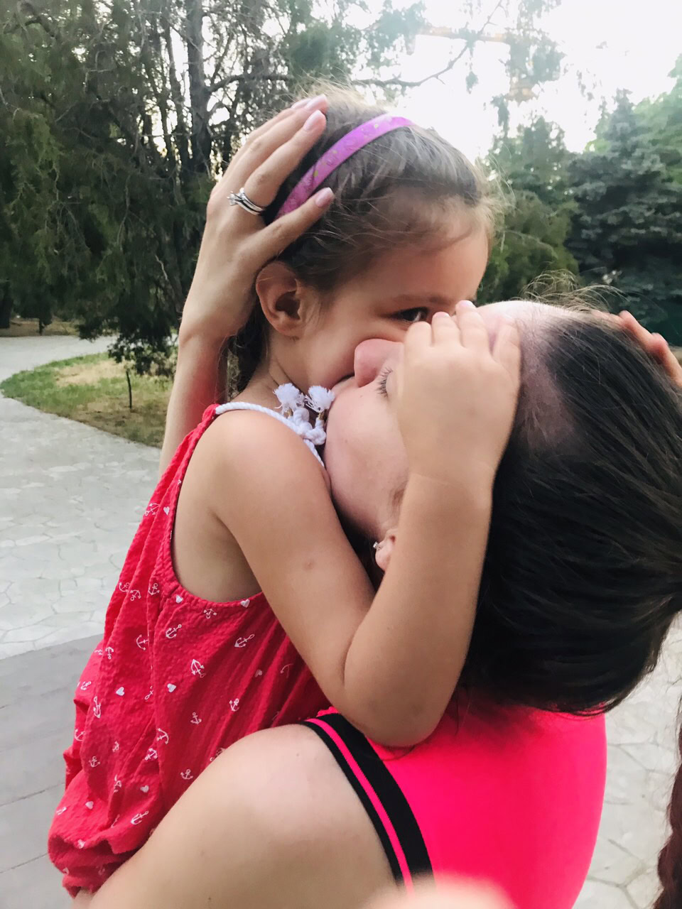 Мама майже пʼять років судиться за те, щоб бачитись зі своєю донькою