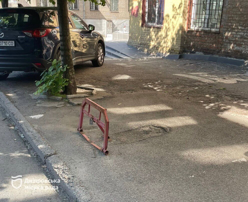 З вулиць Дніпра демонтували понад три десятки незаконних блокаторів паркування