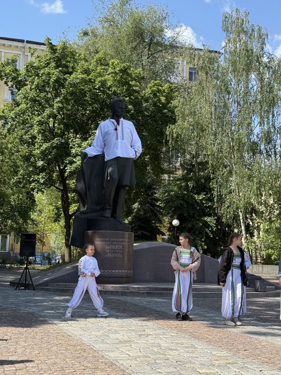 У Дніпрі пам’ятники Шевченку та Полю «вдягли» до Дня вишиванки