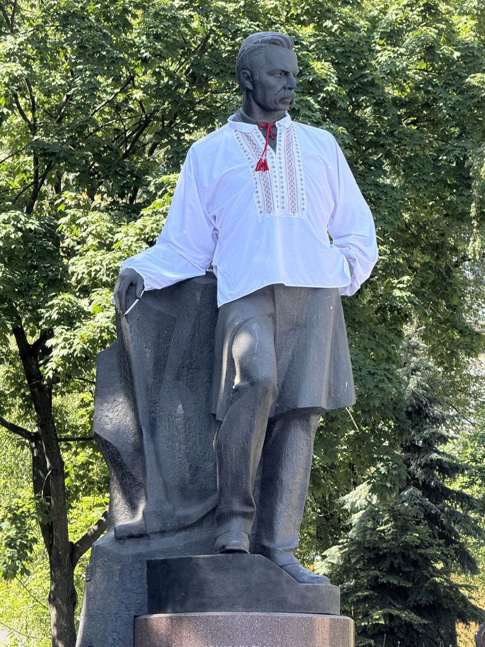 У Дніпрі пам’ятники Шевченку та Полю «вдягли» до Дня вишиванки