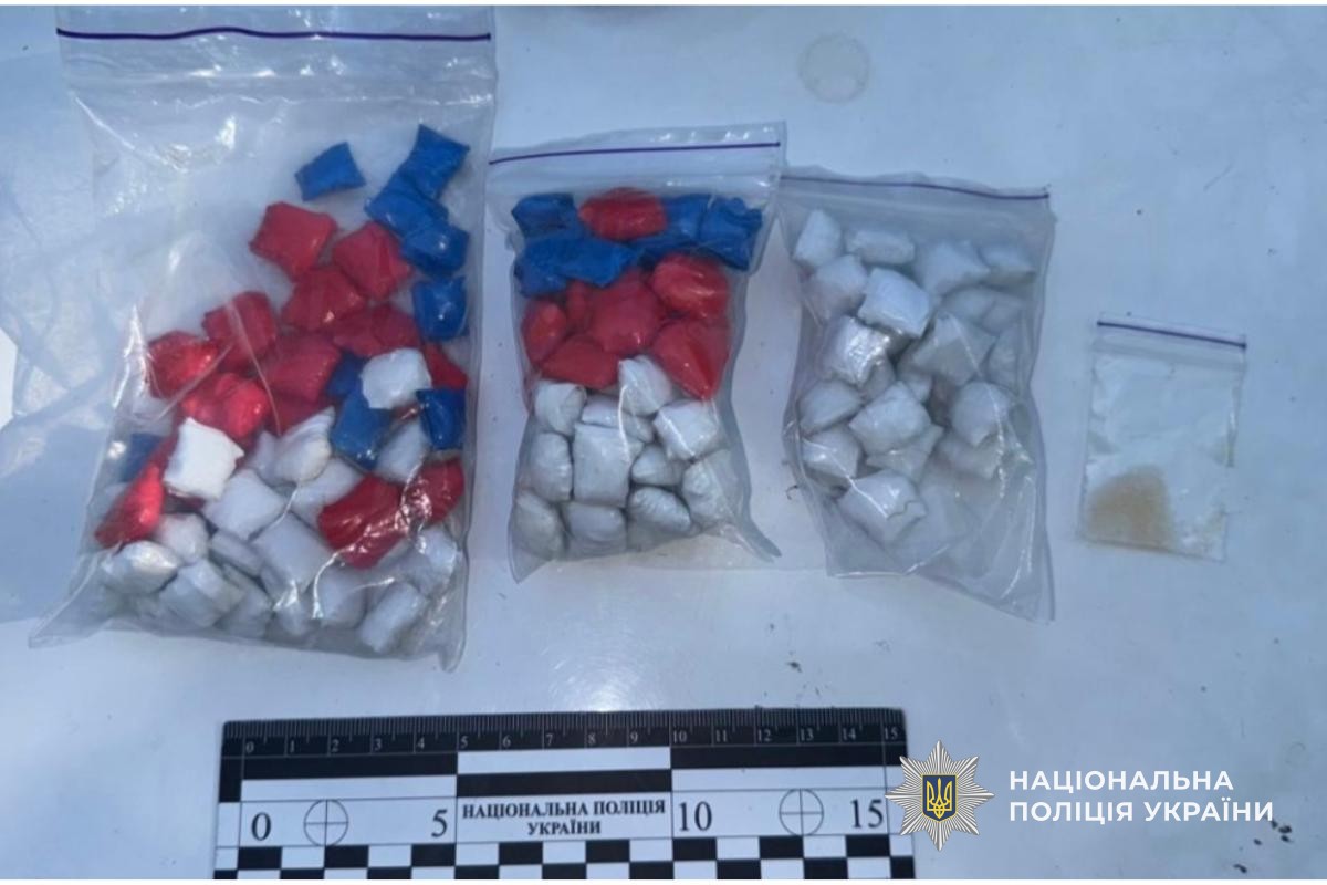 У Дніпрі затримали наркозбувача з 130 пакетиками метамфетаміну