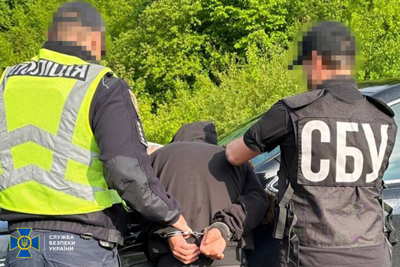 У Дніпрі затримали поліцейського, який переправляв з фронту трофейну зброю