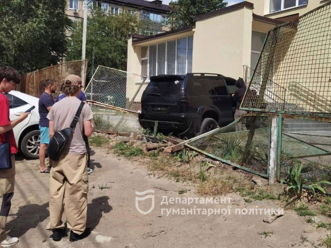 У Дніпрі автівка знесла паркан дитячого садочка