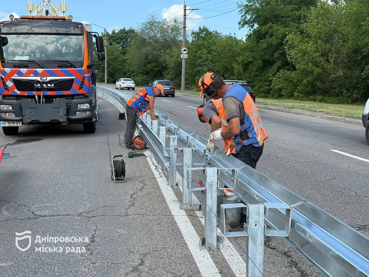 На Космічній у Дніпрі продовжують облаштовувати колесовідбійний брус