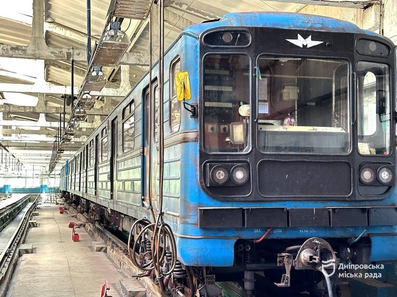 У Дніпрі охочих безкоштовно навчають кермуванню вагонами метро