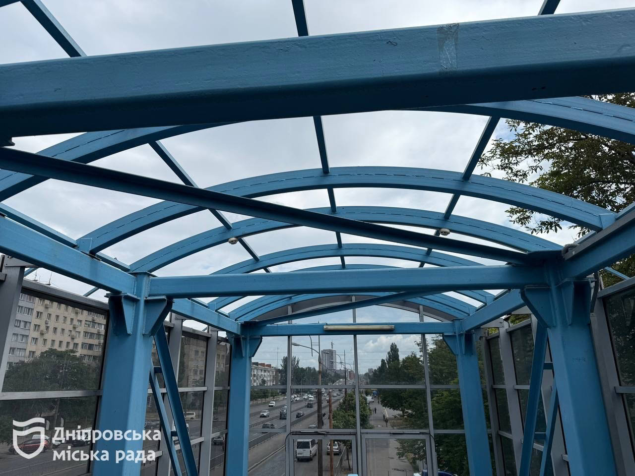 У Дніпрі ремонтують надземний пішохідний перехід на Слобожанському проспекті