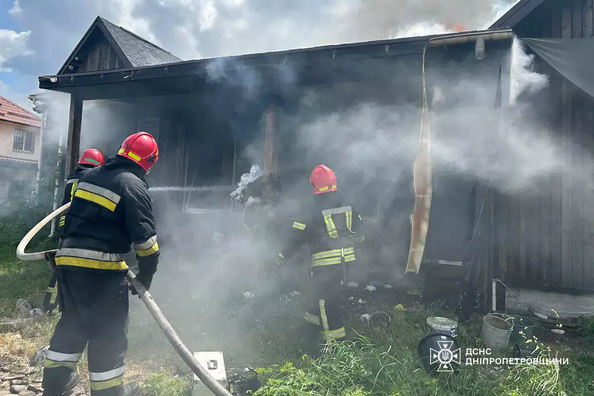 На Дніпровщині пожежу гасили 11 рятувальників