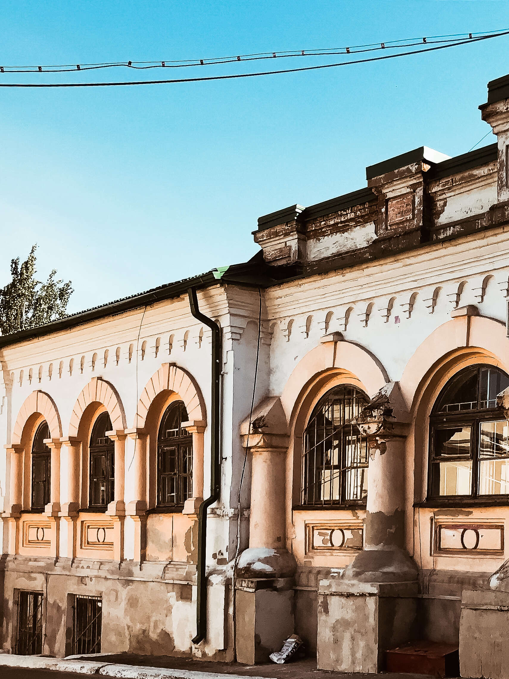 Дніпровська ілюстраторка фотографує міські вікна та двері: публікуємо світлини
