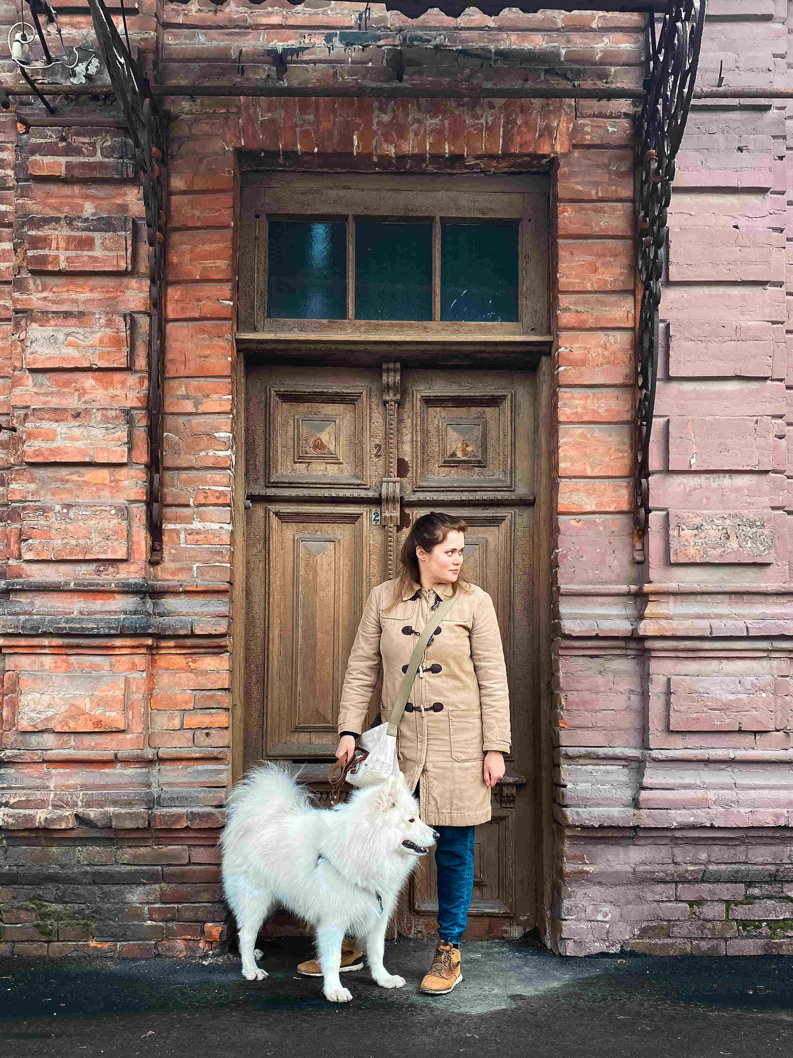 Дніпровська ілюстраторка фотографує міські вікна та двері: публікуємо світлини