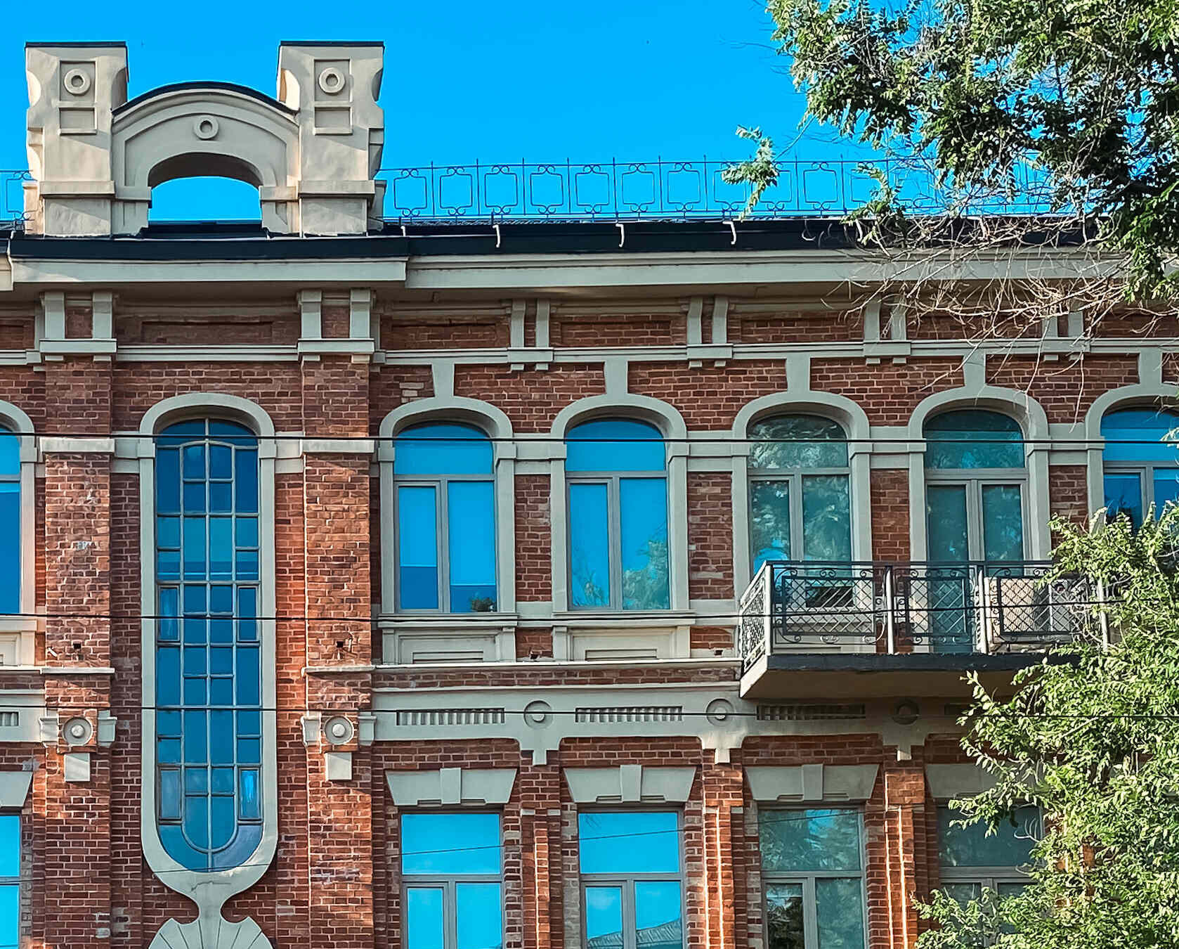 Натисни щоб дізнатись більше про: Дніпровська ілюстраторка фотографує міські вікна та двері: публікуємо світлини