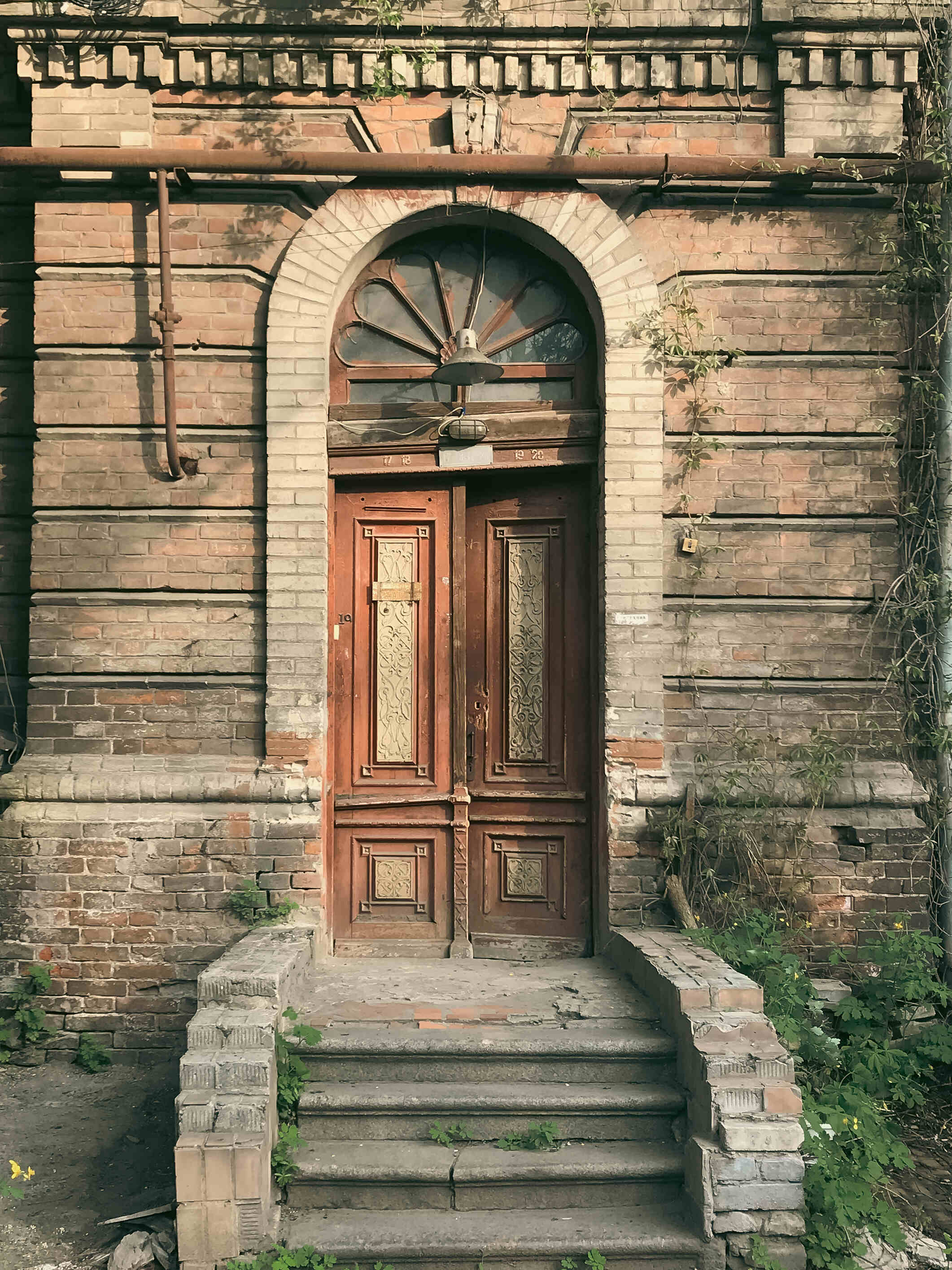 Дніпровська ілюстраторка фотографує міські вікна та двері: публікуємо світлини