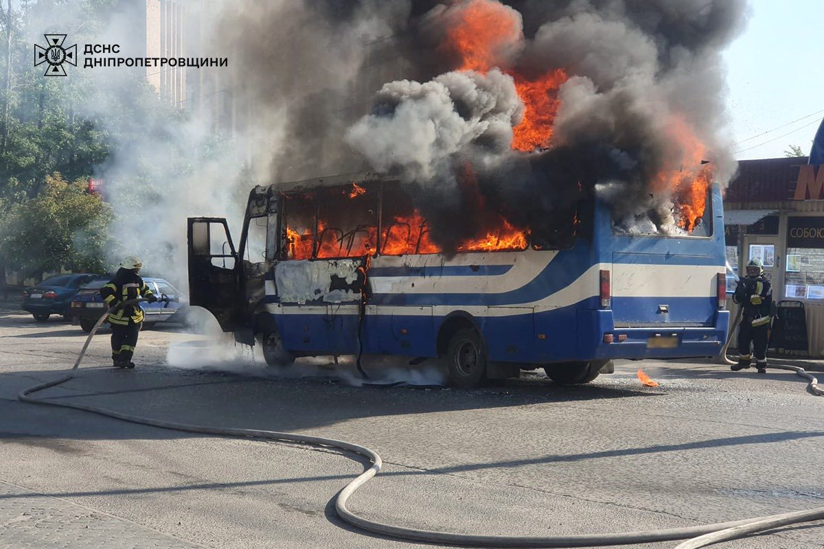 У Дніпрі під час руху загорівся автобус