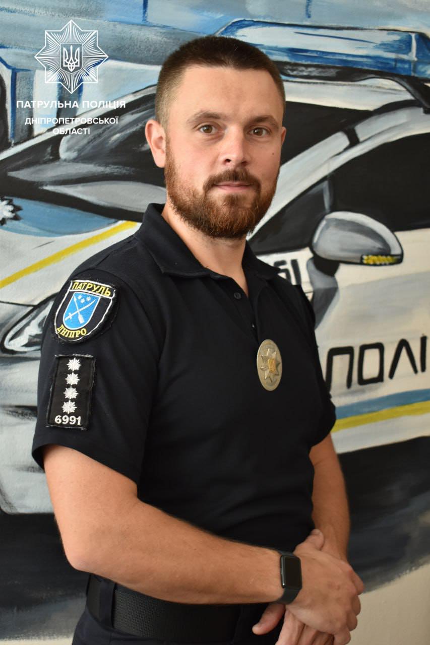 Дніпровський патрульний у вільний від роботи час врятував мотоцикліста після ДТП