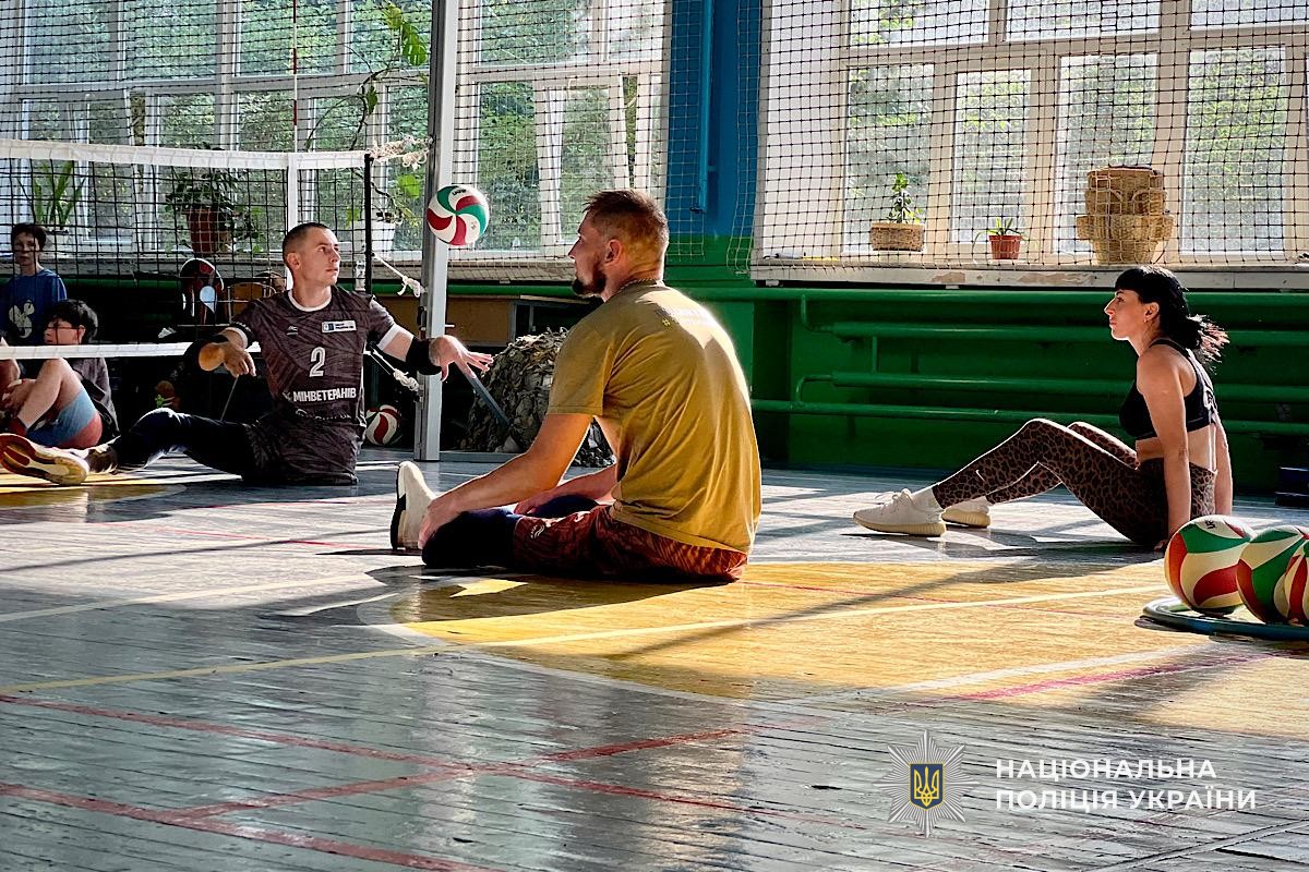 У Дніпрі ветерани та поліцейські зіграли у волейбол сидячи