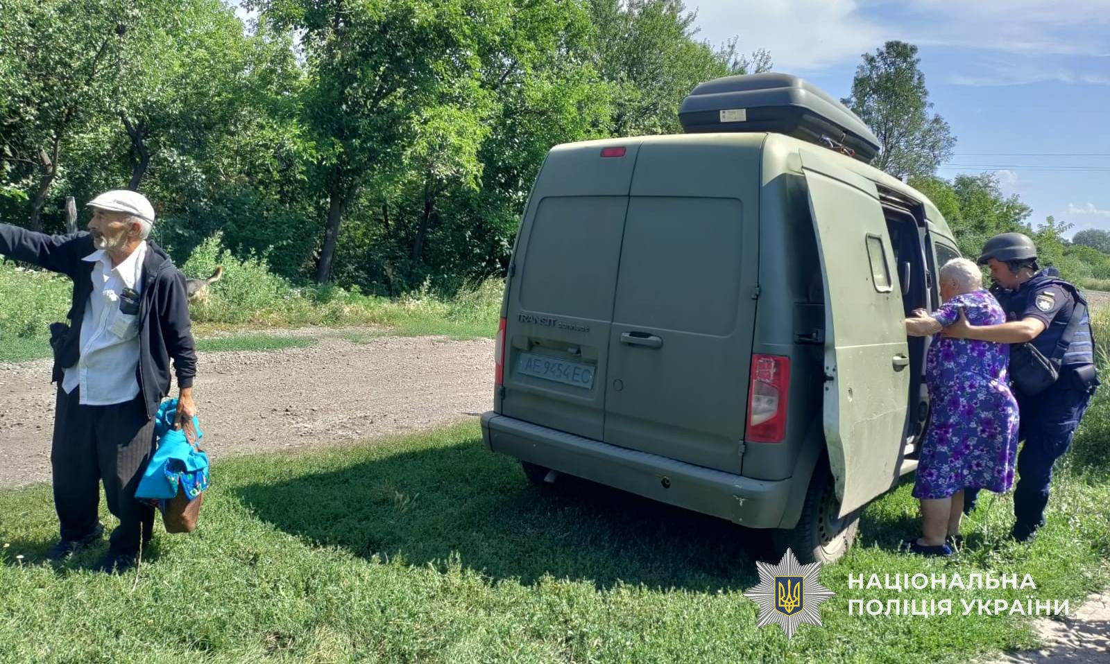Із прифронтового села на Дніпровщині евакуювали 96-річну жінку та її сина