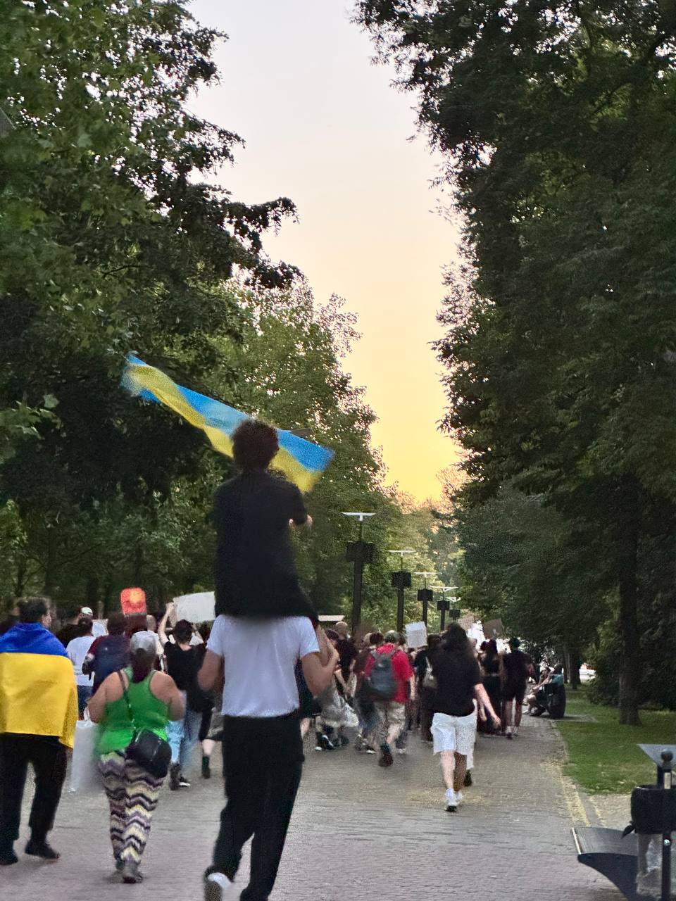 У середмісті Дніпра на акції зібрались кілька сотень містян: фото