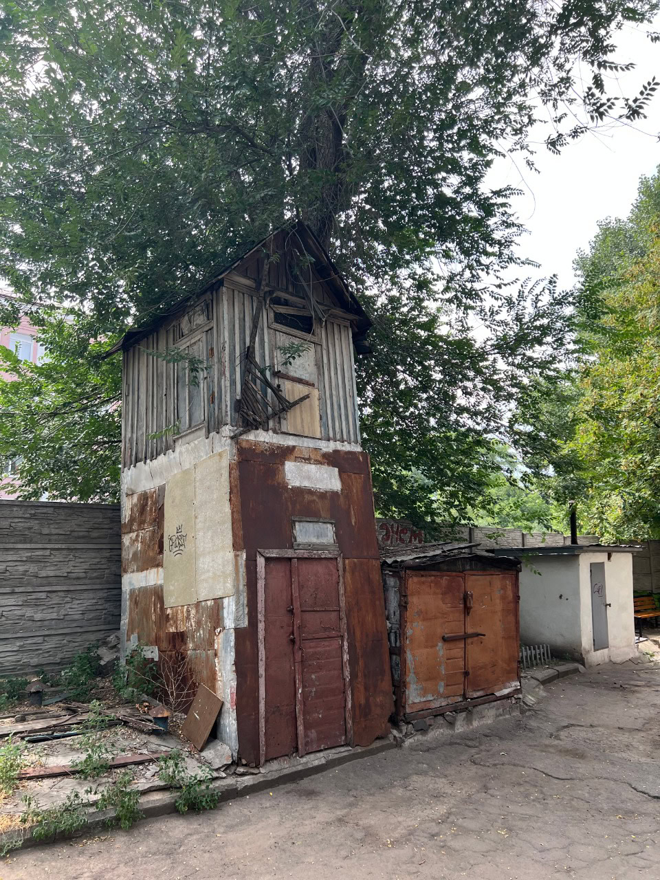 Дніпрянин зібрав колекцію світлин з понад 20 голубників міста
