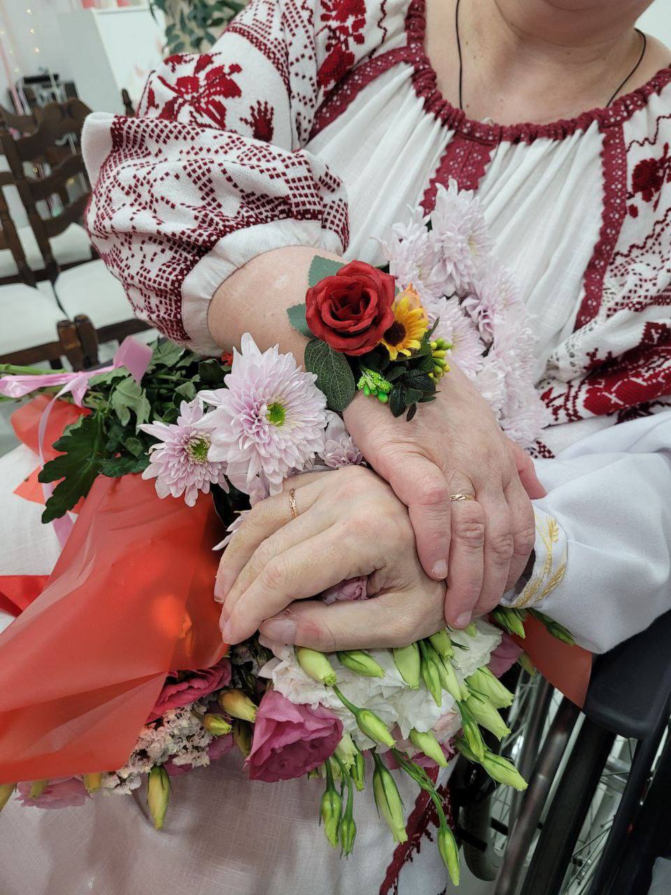 У Дніпрі одружилась пара на кріслах колісних, яка через війну втратила домівку