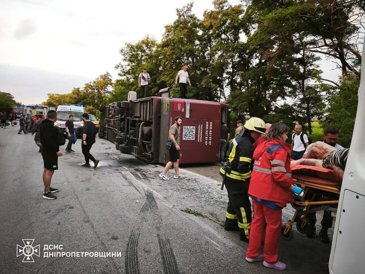 На Дніпровщині перекинувся двоповерховий автобус із пасажирами