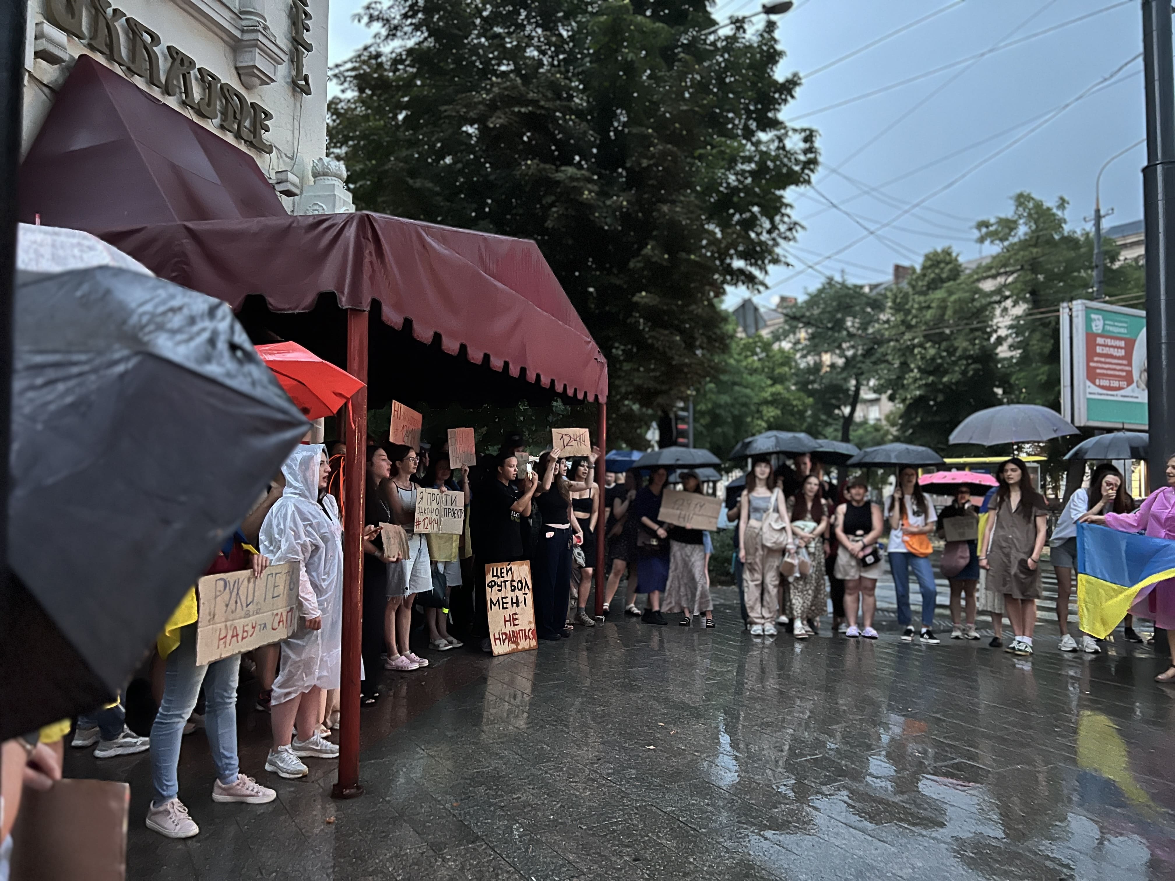 У Дніпрі жителі вийшли на мітинг проти законопроєкту про зміну повноважень НАБУ і САП