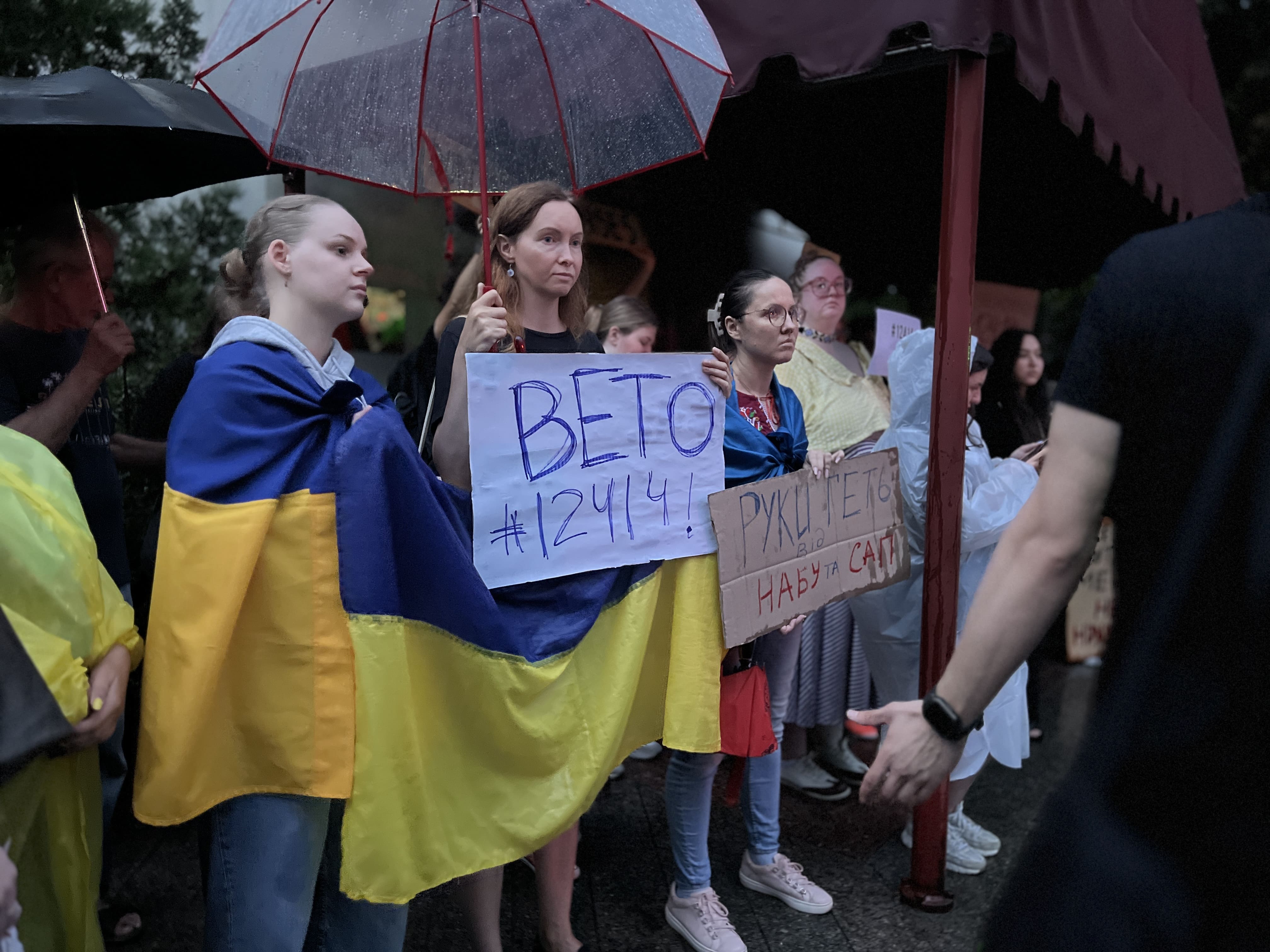 У Дніпрі жителі вийшли на мітинг проти законопроєкту про зміну повноважень НАБУ і САП